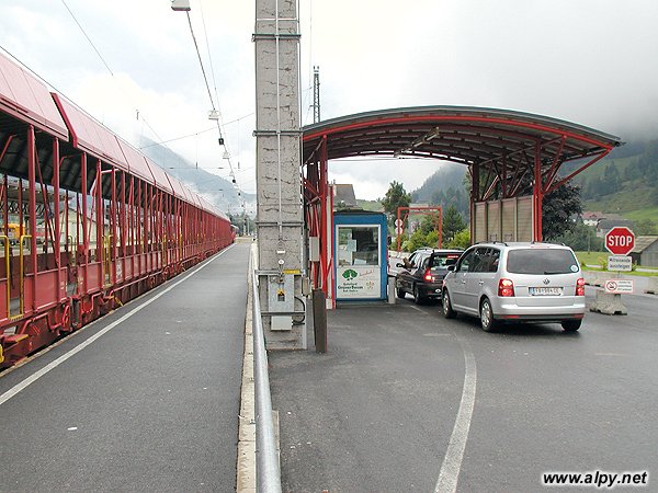Přeprava aut po železnici Tauernským tunelem