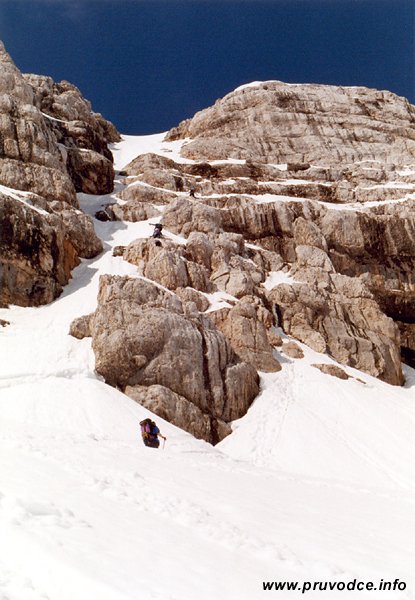 Pohled na závěrečný skalní výstup při výstupu na Hoher Dachstein