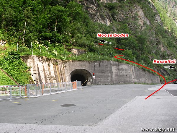 Od Lärchwandschrägaufzug vede cesta nad tunelem