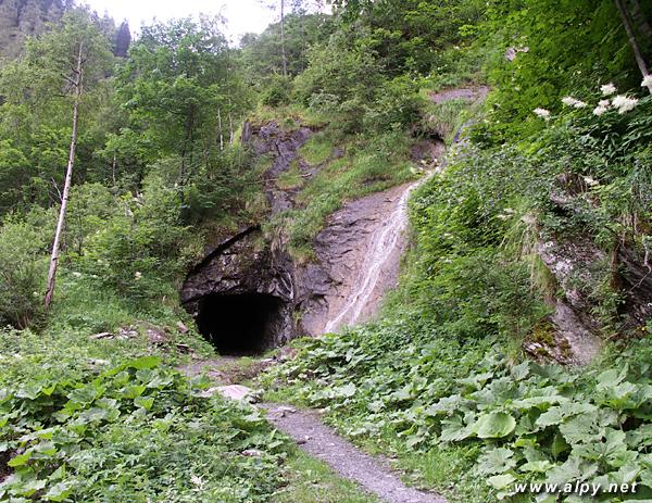 První z tunelů pod lanovkou Lärchwandschrägaufzug