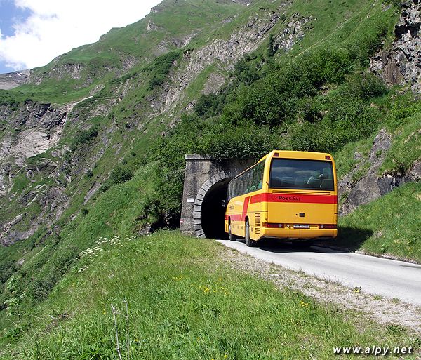 Autobus vjíždějící do tunelu